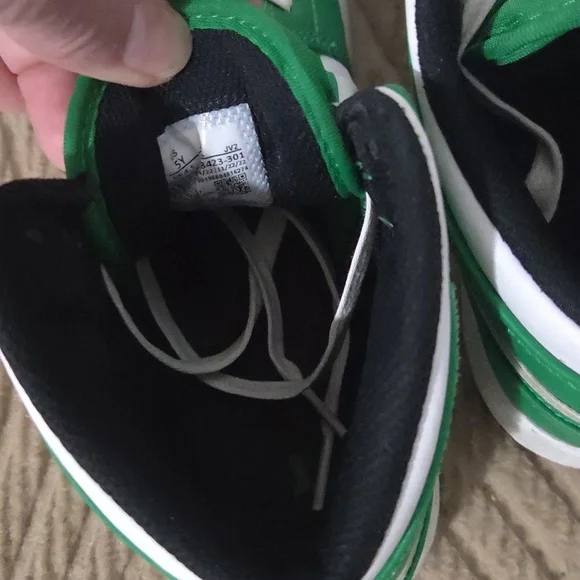 Kids Air Jordan Sneakers Size 5Y - Picture 4 of 6